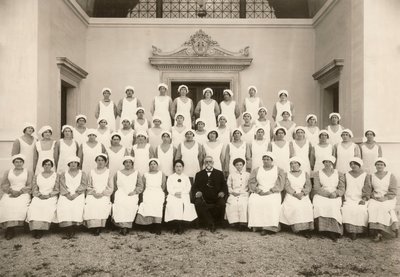 Gruppenfoto einer psychiatrischen Krankenschwester während des Ersten Weltkriegs von Carlo Wulz