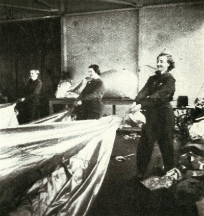 Reparatur von Sperrballons von Cecil Beaton