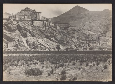 Die Festung (Dzong) in Gyantse von Charles Alfred Bell