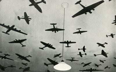 Silhouetten von Militärflugzeugen...an einer RAF-Schule während des Zweiten Weltkriegs, 1941 von Charles Brown
