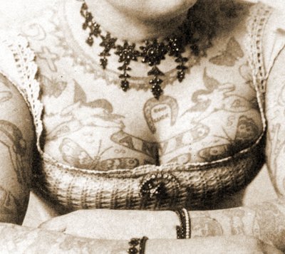 Nahaufnahme von Annie Howards Brust, ca. 1898 (Kabinettsfoto) von Charles Eisenmann