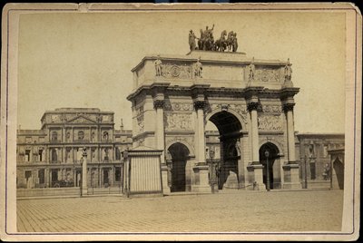 Frankreich, Île-de-France, Paris (75): Der Arc de Triomphe du Carrousel mit den Ruinen der Tuilerien von Charles & Fontaine Pierre (1762 1853) Percier
