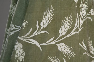 Bertha Palmers Abendmantel, ca. 1902 (Detailansicht des Stoffes). Seidensatin mit geschnittenem Samt im Weizenmuster, Metallfaden-Spitze, Seiden-Metall-Quasten. Worth, Paris. von Charles Frederick Worth