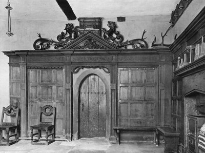 Bildschirm in der unteren Halle, Datum 1558 von Charles Latham