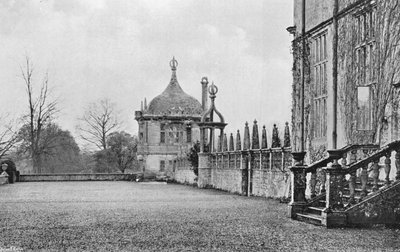 Die Terrasse zwischen Vorhof und Privatem Garten von Charles Latham