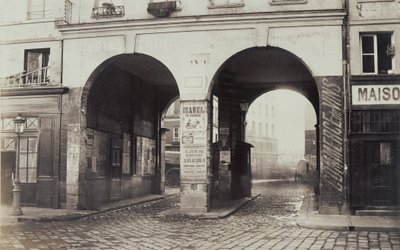 [Les Deux-Portes. Blick von der Rue des Innocents zur Rue de la Ferronnerie.] von Charles Marville