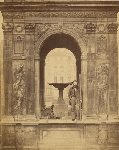 [Unbekannter Mann, der in der Fontaine des Innocents posiert] von Charles Marville