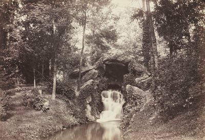 Blick auf die kleine Grotte zum Hirschteich, Bois de Boulogne von Charles Marville