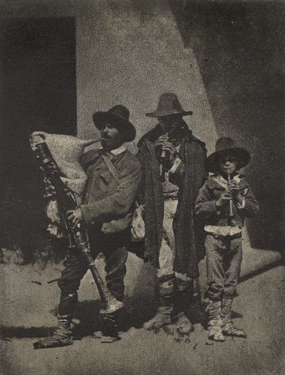 [Gruppe von drei italienischen Straßenmusikern vor dem Quai Bourbon 21, Paris] von Charles Nègre