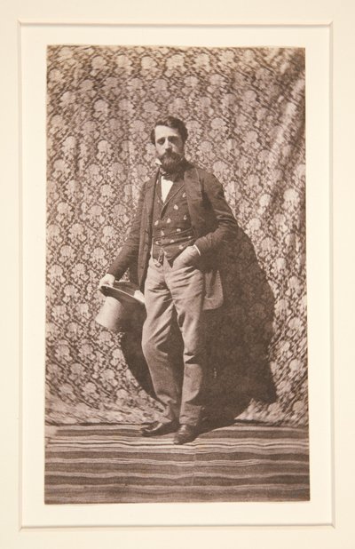 Porträt eines stehenden Mannes mit Hut von Charles Nègre
