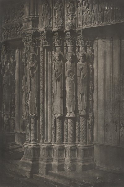 Planche XIII Cathédrale de Chartres, Statuen der Säulen des zentralen Portals..., 1855 von Charles Nègre