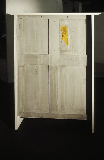 Weißer Schrank entworfen für Mrs. Rowat, 1902 von Charles Rennie Mackintosh