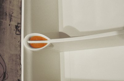 Weißer Schrank entworfen für Mrs. Rowat, 1902 von Charles Rennie Mackintosh