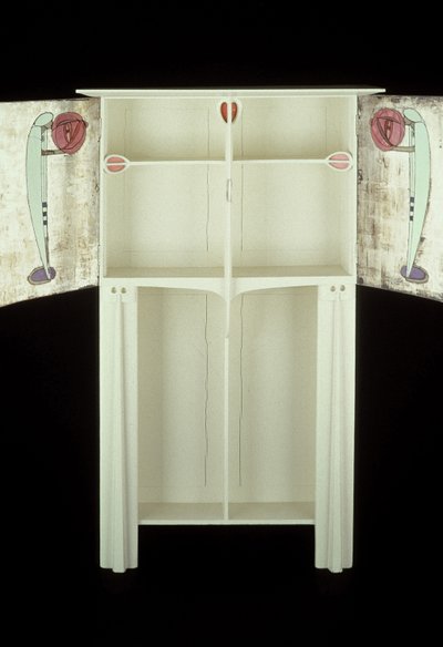 Weißer Schrank entworfen für Mrs. Rowat, 1902 von Charles Rennie Mackintosh