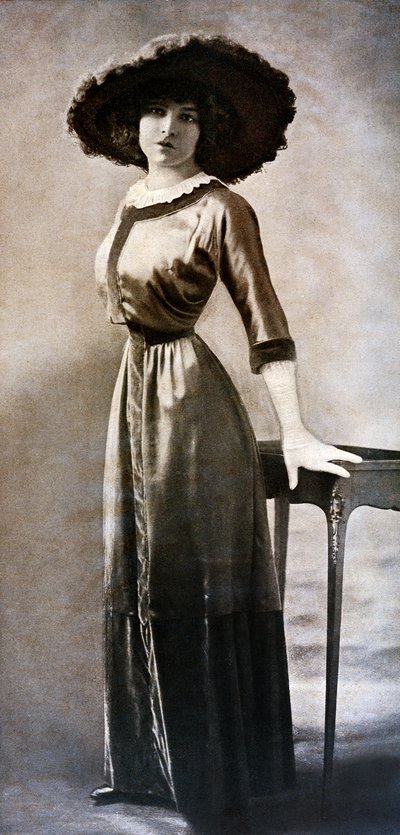 Porträt von Emilie Bouchaud, in der Taille von Polar Wasp, um 1909 (s/w Foto) von Charles Reutlinger