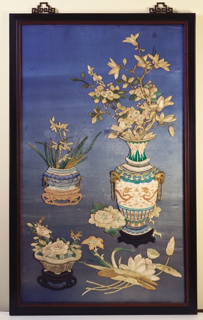 Ein Seidenpaneel, das Vasen mit Kirschblüten, Magnolien und Orchideen sowie einen Blumenkasten mit Rosen zwischen Lotus-, Taglilien- und Morgenruhmzweigen darstellt von Chinese School