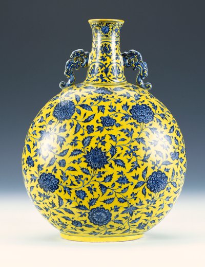 Ein Unterglasur-blauer und gelb emaillierter Mondflakon mit Pfingstrosen- und Lotusmuster, ca. 1723-1735 von Chinese School