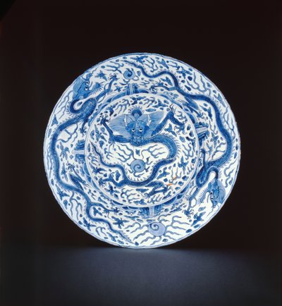Blau-weißer Teller mit Drachen, Wanli oder Chongzheng, 1600-35 (Porzellan) von Chinese School