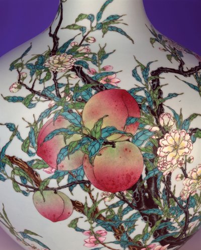 Detail einer prächtigen famille rose neun-Pfirsich-Kugelvase, 1735-1795 von Chinese School