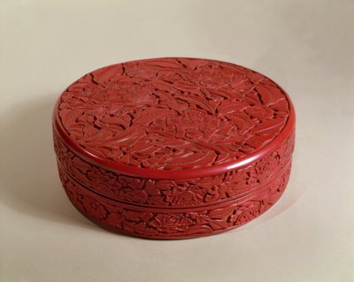Rote Lackdose mit Pfingstrosen, 1426-27 (Holz) von Chinese School
