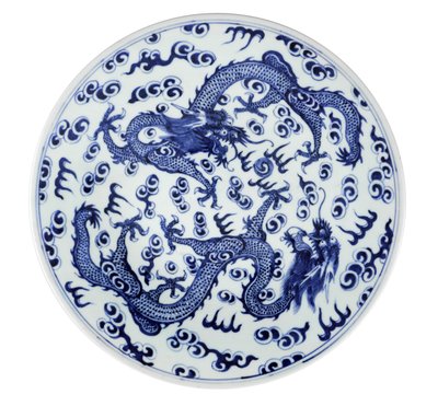 Weiße und blaue Platte mit zwei vierklauigen Drachen und stilisierten Flammen und Wolken, 1662-1722 von Chinese School