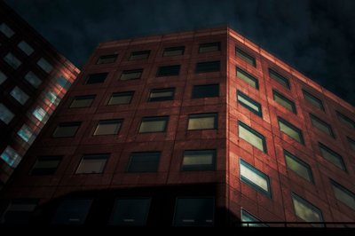 Dunkle moderne Architektur von Chris Hamilton