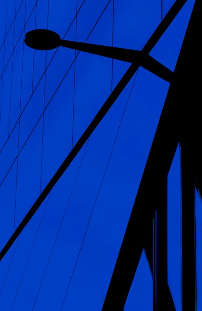 Elektrische blaue Silhouette von Chris Hamilton