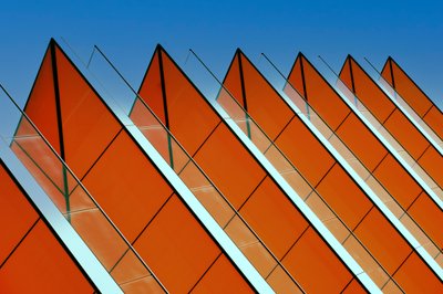Orange geometrische Fassade von Chris Hamilton