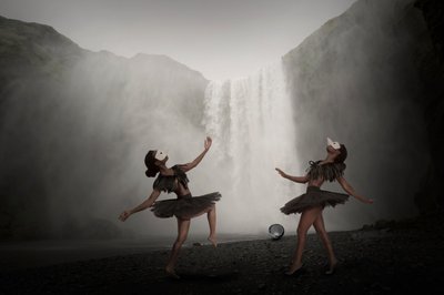 Dunkler Fantasy-Wasserfalltänzer von Christine von Diepenbroek