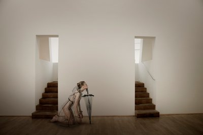 Minimalistische Frau mit Regenschirm von Christine von Diepenbroek