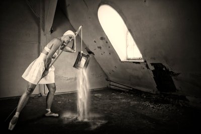 Surreale Dachbodenballerina von Christine von Diepenbroek