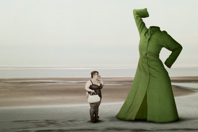 Surrealer grüner Mantel am Strand von Christine von Diepenbroek