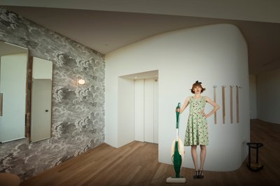 Frau im modernen Interieur von Christine von Diepenbroek
