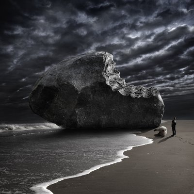 Gebissener Felsen am stürmischen Strand von Christophe Kiciak