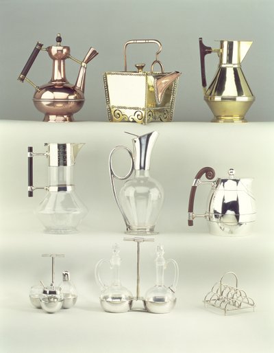 Oben, L-R: Orientalische Kaffeekanne, Benham & Froud, ca. 1888; Japanische genietete quadratische Teekanne, Benham & Froud, ca. 1888; Claret-Krug, Richard Perry, Son & Co., ca. 1880 von Christopher Dresser