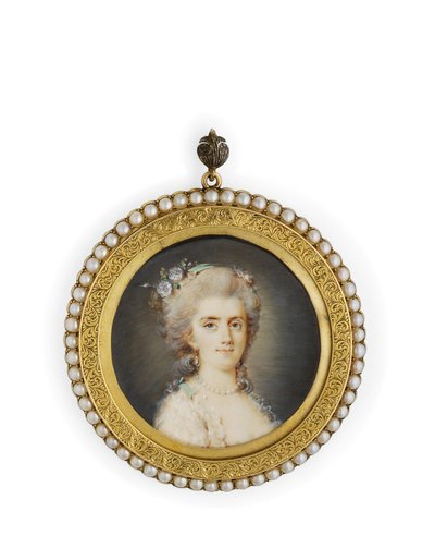 Comtesse Diane de Polignac in weißem Dekolleté-Kleid, Blumen und pfefferminzgrünes Band im hochgesteckten, gepuderten Haar, mit Perlenkette und Ohrringen von Claude Jean Baptiste (attr. to) Hoin