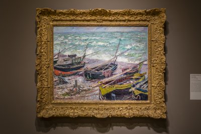 Fischerboote in Étretat von Claude Monet