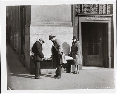 Blinder Zeitungsverkäufer, Aaron Weintraub, an seinem Stand an der südöstlichen Ecke der 7th Avenue & 32nd Street von Company Byron