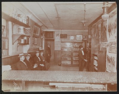 Empire Film Co (möglicherweise an der Broadway und 55th Street) mit Filmplakaten an der Wand und wartenden Kunden von Company Byron