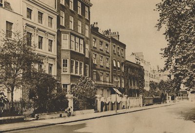 Kensington Square, der immer noch den Frieden von zwei Jahrhunderten bewahrt, um 1935 von Donald McLeish