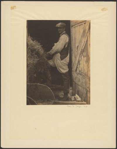 Mann mit Schnurrbart und Mütze im Scheunentor von Doris Ulmann