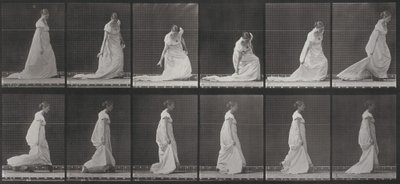 Tafel Nummer 207. Sich bücken und die Schleppe anheben von Eadweard Muybridge