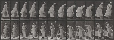 Tafel Nummer 437. Einen Eimer abstellen und sich zum Fegen bereitmachen von Eadweard Muybridge