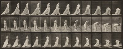 Tafel Nummer 56. Gehen, Drehen und Bücken, um den Zug zu heben von Eadweard Muybridge