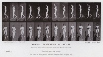 Die menschliche Figur in Bewegung: Frau, die eine Schräge hinuntergeht von Eadweard Muybridge