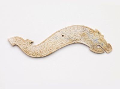 Drachenförmiger Anhänger, 5.-4. Jahrhundert v. Chr. von Eastern Zhou Dynasty Chinese School