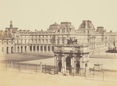 [Der Arc de Triomphe du Carrousel und der Cour Napoléon, gesehen von den Tuilerien, Louvre, Paris] von Édouard Baldus