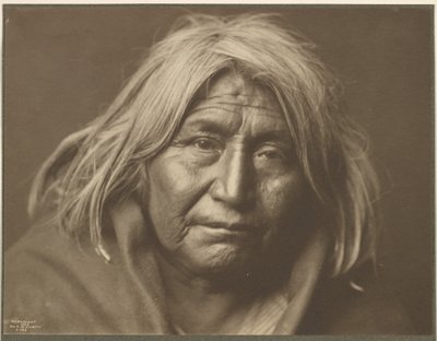 [Ein Apache] von Edward S. Curtis