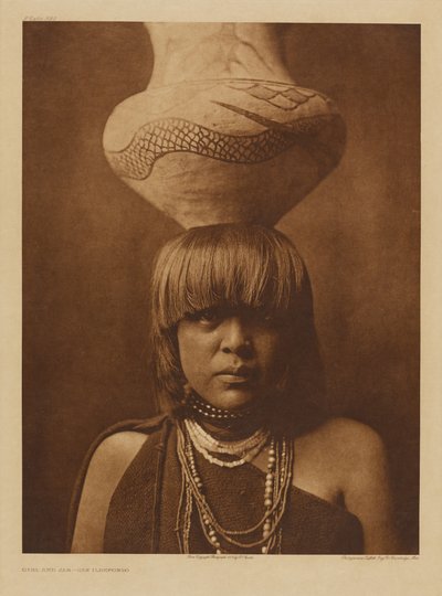 Mädchen und Krug - San Ildefonso von Edward S. Curtis