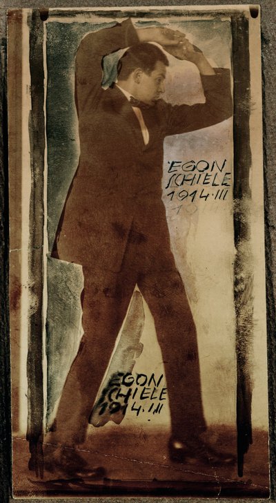 Egon Schiele mit erhobenen Armen von Egon Schiele